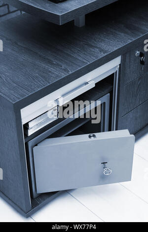 Metall sicher in modernen Büro Stockfoto