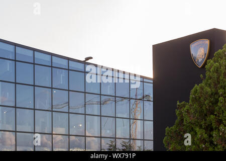 Bologna, Italien. 10. Oktober 2015. Lamborghini Zentrale in Sant'Agata Bolognese (Bologna, Italien) Die dayafter Volkswagen Dieselgate Auto. Stockfoto