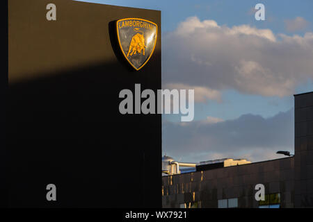 Bologna, Italien. 10. Oktober 2015. Lamborghini Zentrale in Sant'Agata Bolognese (Bologna, Italien) Die dayafter Volkswagen Dieselgate Auto. Stockfoto