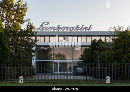 Bologna, Italien. 10. Oktober 2015. Lamborghini Zentrale in Sant'Agata Bolognese (Bologna, Italien) Die dayafter Volkswagen Dieselgate Auto. Stockfoto