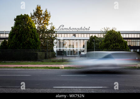 Bologna, Italien. 10. Oktober 2015. Lamborghini Zentrale in Sant'Agata Bolognese (Bologna, Italien) Die dayafter Volkswagen Dieselgate Auto. Stockfoto