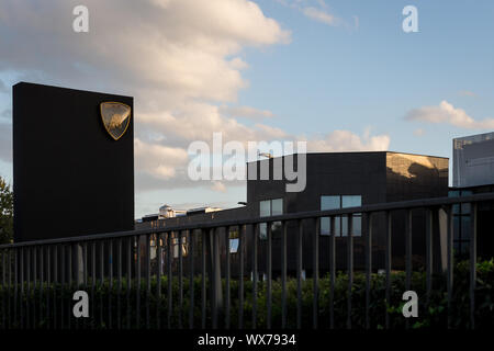 Bologna, Italien. 10. Oktober 2015. Lamborghini Zentrale in Sant'Agata Bolognese (Bologna, Italien) Die dayafter Volkswagen Dieselgate Auto. Stockfoto