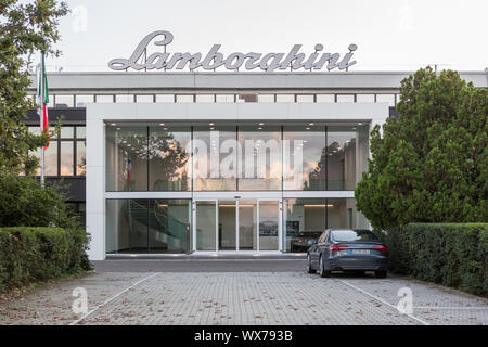 Bologna, Italien. 10. Oktober 2015. Lamborghini Zentrale in Sant'Agata Bolognese (Bologna, Italien) Die dayafter Volkswagen Dieselgate Auto. Stockfoto