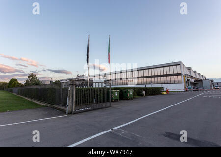 Bologna, Italien. 10. Oktober 2015. Lamborghini Zentrale in Sant'Agata Bolognese (Bologna, Italien) Die dayafter Volkswagen Dieselgate Auto. Stockfoto