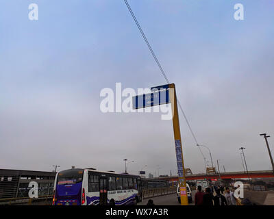 Caqueta Schuhmarkt in Lima Peru, auch Obst- und Fleischmarkt Stockfoto