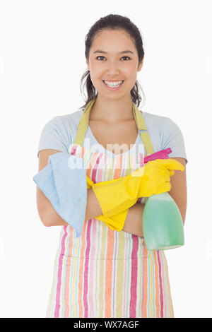 Frau mit Händen gekreuzten Holding Reinigungsprodukte und lächelnd Stockfoto
