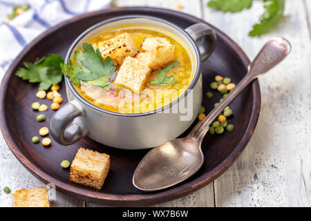 Erbsensuppe mit geräuchertem Rippchen und Croutons. Stockfoto