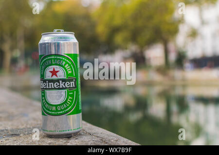 PARIS, Frankreich, 02. Oktober 2018: Heineken können am Ufer des Canal Saint Martin in Paris. Stockfoto