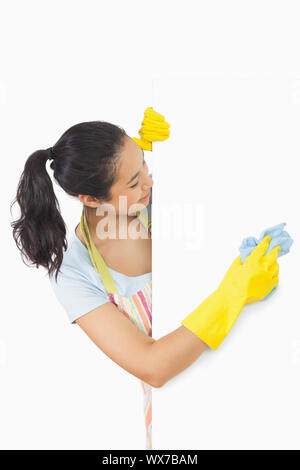 Lachende Frau, die die weiße Platte seitlich wäscht Stockfoto