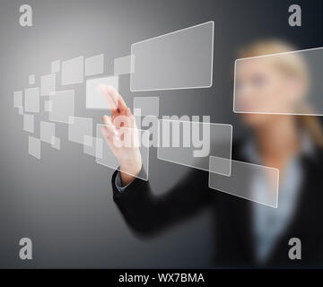 Geschäftsfrau stehende Auswahl Platz von Touchscreen-interface Stockfoto