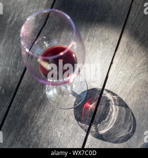 Glas Rotwein auf Holz- Hintergrund. Stockfoto