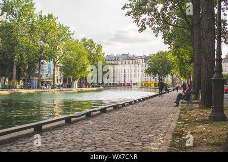 PARIS, Frankreich, 02. Oktober 2018: Canal Saint Martin im 10. Arrondissement der französischen Hauptstadt. Stockfoto