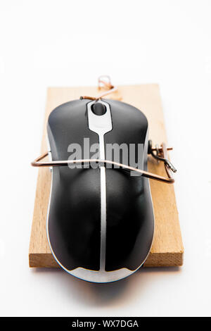Computer-Maus in einer Mausefalle vor weißem Hintergrund Stockfoto