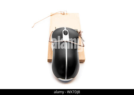 Schwarz Computer-Maus in einer Mausefalle vor weißem Hintergrund Stockfoto