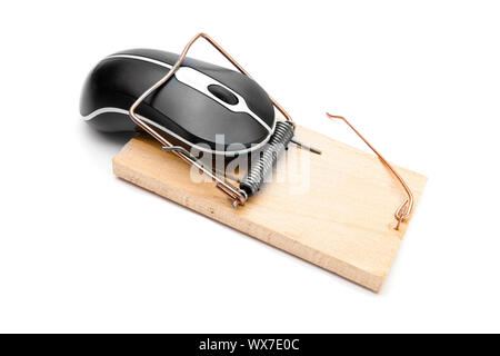 Computer-Maus in einer Mausefalle vor weißem Hintergrund Stockfoto