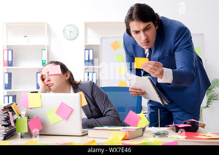 Zwei Kollegen und Mitarbeiter im Büro Stockfoto