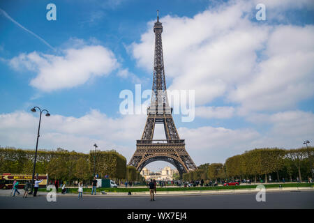 PARIS, Frankreich, 02. Oktober 2018: Eiffelturm, Wahrzeichen von Paris, von der Champs de Mars gefangen. Stockfoto