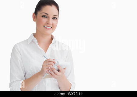 Glücklich Kellnerin unter Auftrag auf weißen Notizblock Stockfoto