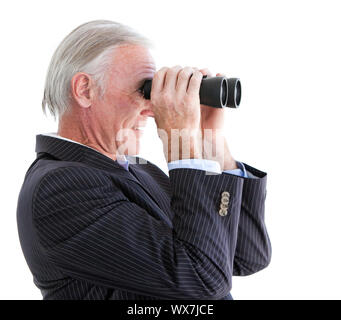 Leitenden Geschäftsmann Blick durch ein Fernglas stehen vor einem weißen Hintergrund Stockfoto