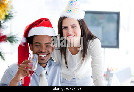 Geschäftspartner trinken feiert Weihnachten in der Firma Stockfoto