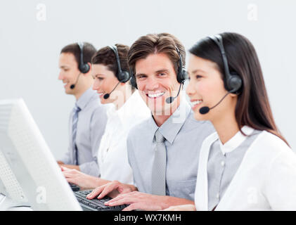 Lächelnd die Kundendienstmitarbeiter in einem Call Center Stockfoto