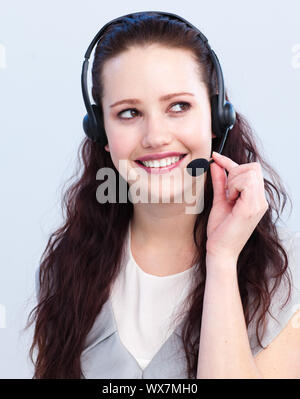 Lächelnd brünette Frau, die in einem Call Center Stockfoto