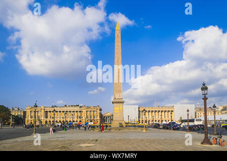 PARIS, Frankreich, 02. Oktober 2018: Obelisk Denkmal mit blauem Himmel am Place de la Concorde Paris, Frankreich Stockfoto