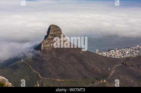 Panoramablick auf Kapstadt, Lion's Head und Signal Hill aus den Tafelberg. Stockfoto