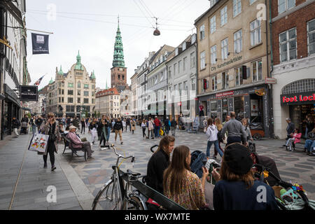 Strøget, einer der wichtigsten Einkaufsstraßen der Fußgängerzone in Kopenhagen Stockfoto