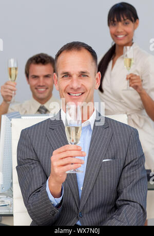 Multi-ethnischen Unternehmen Mitarbeiter Toasten mit Champagner im Büro Stockfoto