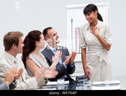 Lächelnd Business Team applaudieren ein Kollege nach einer Präsentation Stockfoto