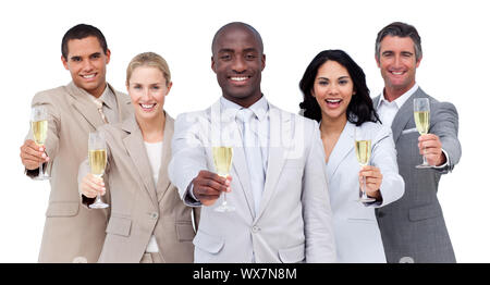 Porträt von Multi-Kulti-Business-Team trinken Champagner vor einem weißen Hintergrund Stockfoto