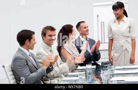 Lächelnd Geschäftsmann applaudieren ein Kollege nach einer Präsentation Stockfoto