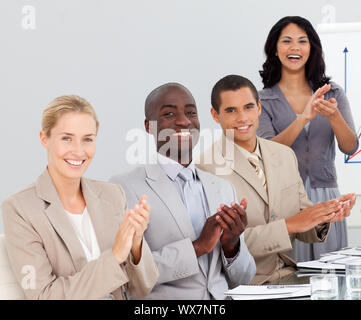 Young Business Team in einer Sitzung klatschen bei einer Präsentation Stockfoto