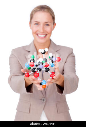 Lächelnd Geschäftsfrau Holding ein Molekül vor einem weißen Hintergrund Stockfoto
