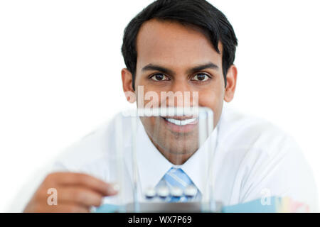 Lächelnd Geschäftsmann spielen mit kinetischen Bälle bei der Arbeit Stockfoto