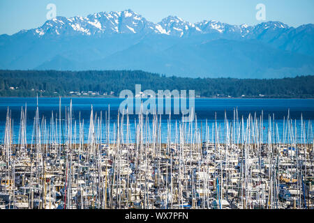 Olympischen Berge und Bootshafen in Puget Sound Washington State Stockfoto