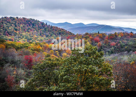 Blue Ridge und Smoky mountains Ändern der Farbe im Herbst Stockfoto