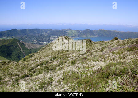 Aussichtspunkt Miradouro Da Boca do Inferno - Ansicht der Caldeira do Alferes Stockfoto