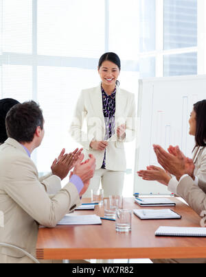 Erfolgreiche asiatische Frau eine Präsentation in einem Unternehmen Stockfoto