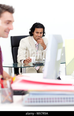 Zuversichtlich Geschäftsmann spielen mit kinetischen Bälle bei der Arbeit. Geschäftskonzept. Stockfoto