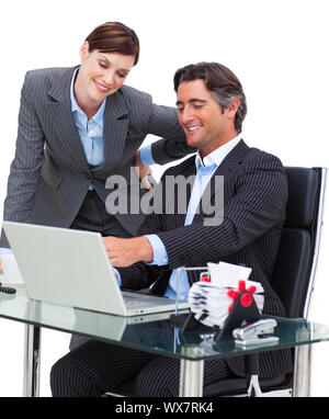 Durchsetzungsfähige Geschäftsmann anzeigen etwas auf dem PC an seine Kollegen im Büro Stockfoto