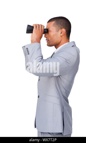 Zuversichtlich Geschäftsmann mit Fernglas vor einem weißen Hintergrund Stockfoto