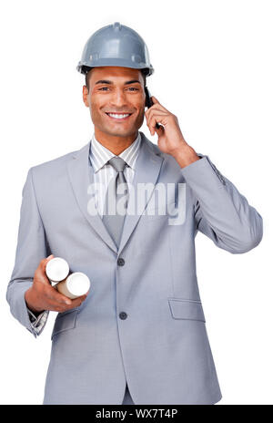 Der junge Architekt trägt einen Schutzhelm auf dem Telefon vor einem weißen Hintergrund Stockfoto