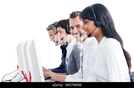 Lächelnd Kundendienstmitarbeiter mit Headset in einem Call Center Stockfoto