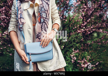 Handtasche. Frau mit elegante Tasche tragen und trendy Outfit. Herbst weibliche Kleidung und Accessoires. Mode Stockfoto