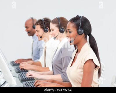 Konzentriertes Business Team mit Headset auf das Arbeiten in einem Call Center Stockfoto