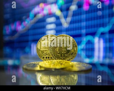 Gold bitcoins mit digitalen Hintergrund. goldene Münze mit Symbol Buchstabe B. Stockfoto