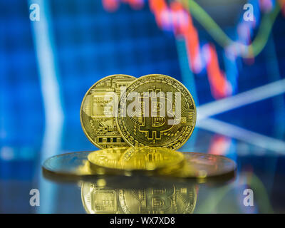 Bitcoin gold Münze und defokussierten Hintergrund. Stockfoto