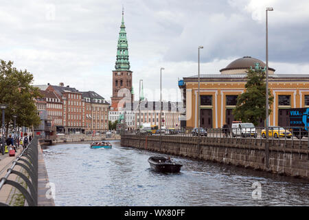 Die nybrogade Kanal in Kopenhagen, mit dem Thorvaldsens Museum auf der rechten, und die Nikolaj Contemporary Art Center, in einer umgebauten Kirche, Mitte Stockfoto